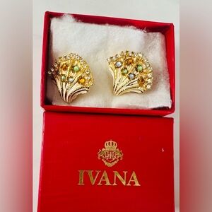 Ivana Trump, RIP, (1st ex-wife) Shell Vintage clip on Earrings like new in box